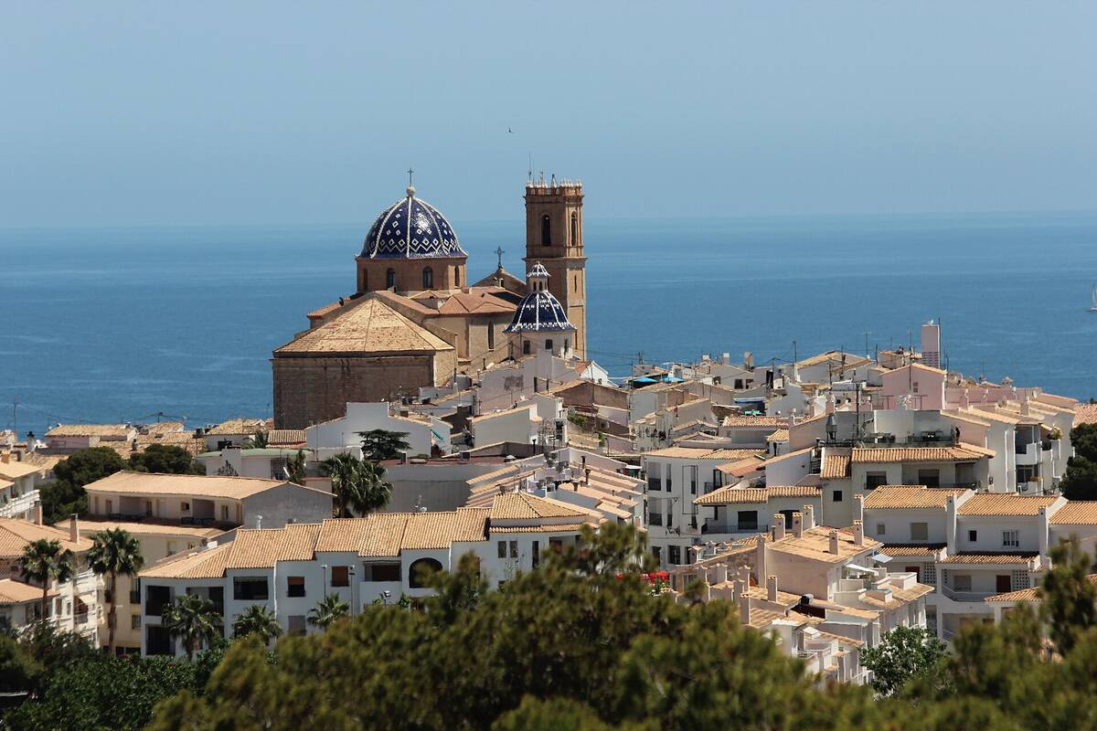 Cúpula azul de la iglesia de la Mare de Déu del Consol sobre el casco antiguo de Altea