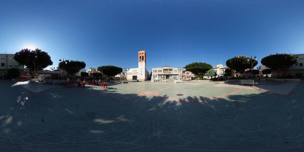 Plaza del Ayuntamiento de Formentera del Segura al anochecer